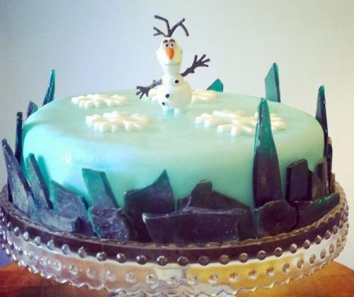 Festive ‘Frozen’ Christmas cake