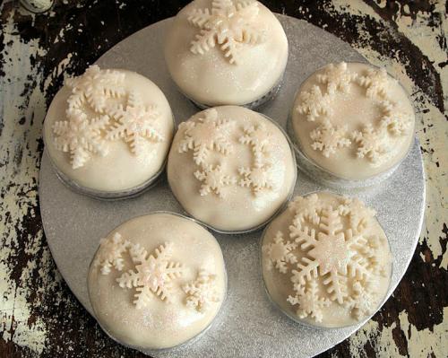 Sophisticated snowflake cakes