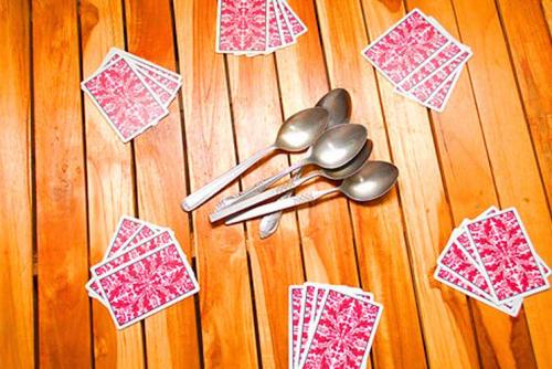 Spoons card game