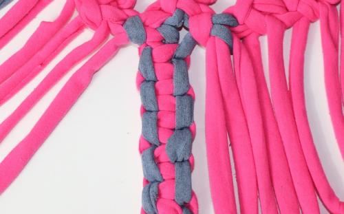 a close up of the centre pattern made with square knots
