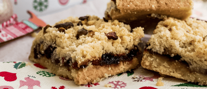 Mince pie crumble traybake