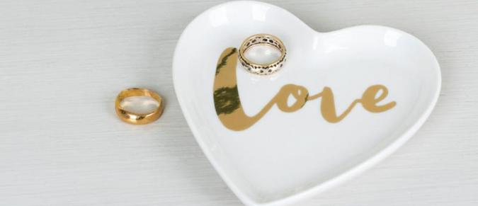 Love Heart trinket tray with two gold rings 