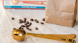 Coffee scoop with clip