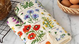 Single oven mitt, decorated with Wild Flowers print.