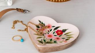 Heart-shaped dish with jewellery