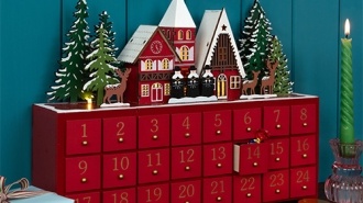Wooden advent calendar with LED lighting - Carol singers (red)