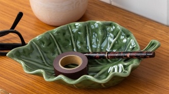 Green ceramic leaf-shaped trinket dish