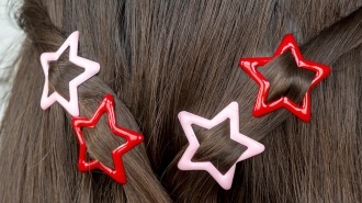 Red and pink star hair clips in a set of four.