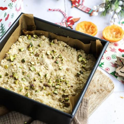 Mince pie crumble traybake