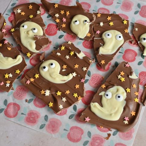 Chocolate bark with white chocolate ghosts