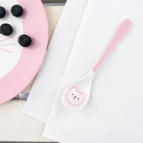 Cat spoon with berries