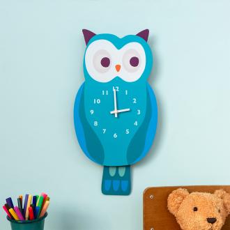 owl-shaped wooden clock with white numbered dial and clock hands