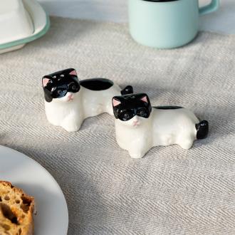 Cat‑shaped ceramic salt and pepper shakers .