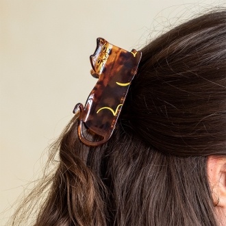 Hair claw clip featuring an adorable cat design in translucent brown, with a marbled effect. 