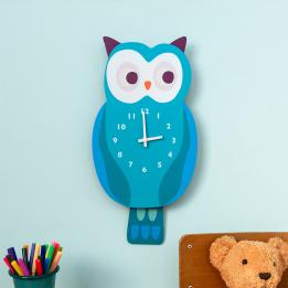 owl-shaped wooden clock with white numbered dial and clock hands