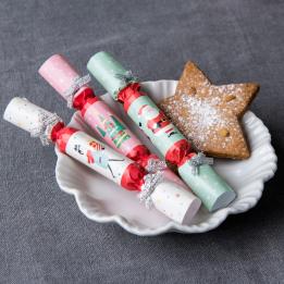 Set Of 8 Festive Family Christmas Saucer Crackers