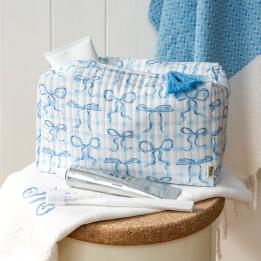 Quilted wash bag - Blue Bows