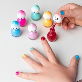 Water-based children's nail varnish