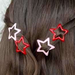 Red and pink star hair clips in a set of four.