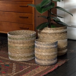 Set of three round seagrass baskets in assorted sizes.
