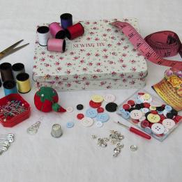 La Petite Rose Deluxe Sewing Kit