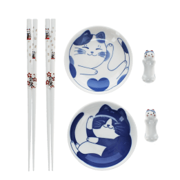 Two cat-themed dipping bowls, two pairs of chopsticks, and two cat-shaped rests.