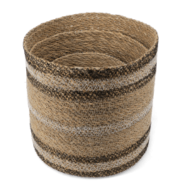 Set of three round seagrass baskets in assorted sizes.