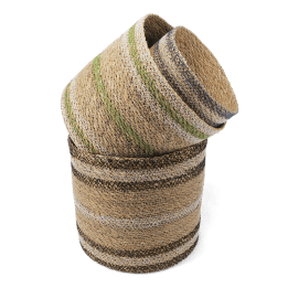 Set of three round seagrass baskets in assorted sizes.