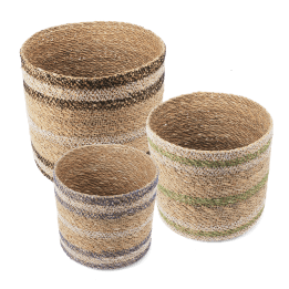 Set of three round seagrass baskets in assorted sizes.