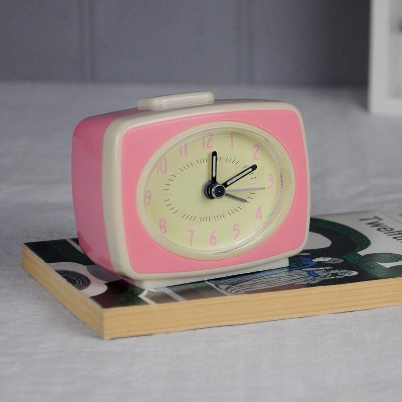 ﻿RETRO TV STYLE PINK ALARM CLOCK ﻿Rex London