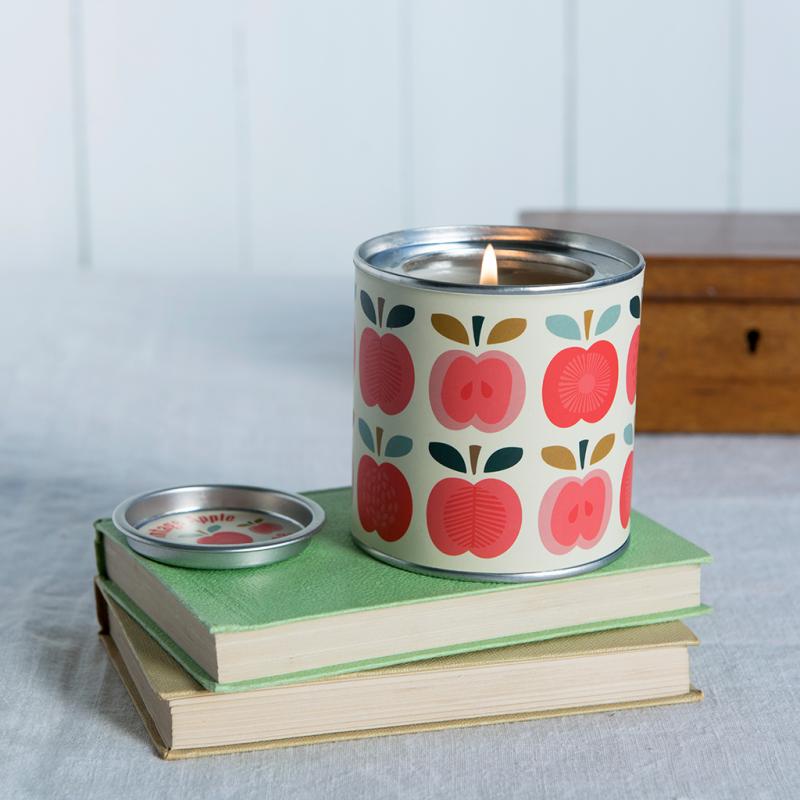 VINTAGE APPLE SCENTED CANDLE ﻿Rex London