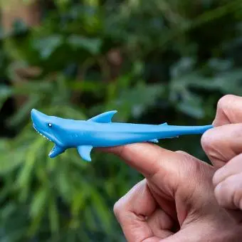 Flying shark finger catapults (box of 2)