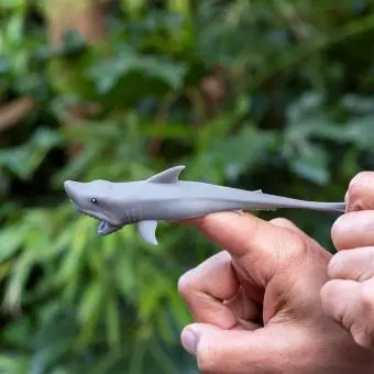 Flying shark finger catapults (box of 2)