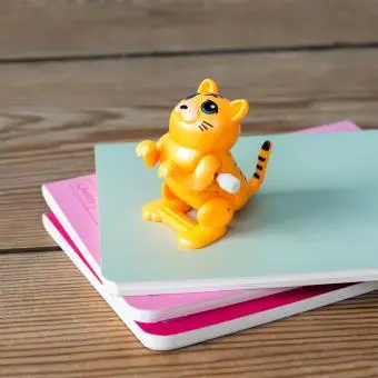 Wind-up jumping animal toy - cat