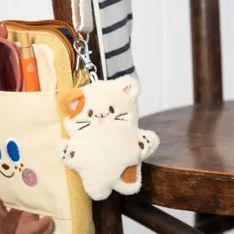 Cat-shaped plush keyring with a metal clasp