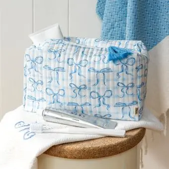 Quilted wash bag - Blue Bows