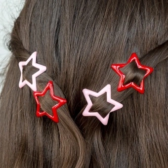 Red and pink star hair clips in a set of four.