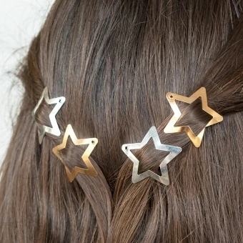 Gold and silver star hair clips in a set of four.