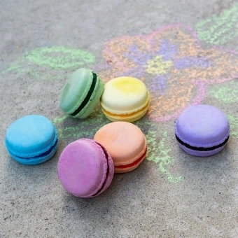 Macaron-shaped chalk set in different colours 