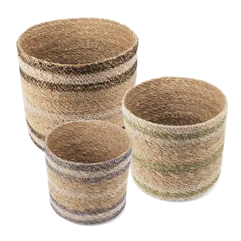 Set of three round seagrass baskets in assorted sizes.